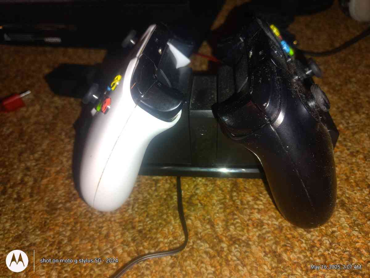2 Xbox controllers - Rossford, Ohio - FleaMarketBay