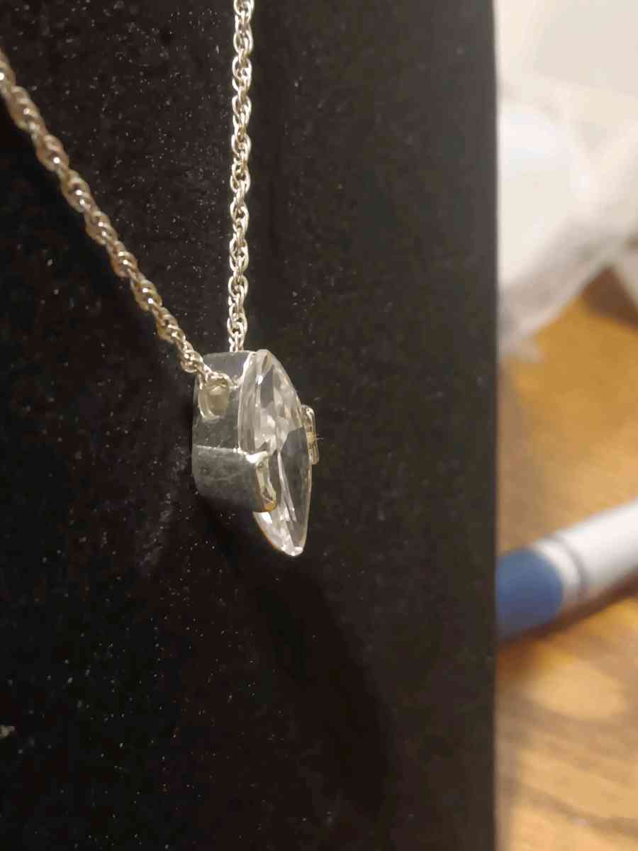 Elegant DiamondShaped Pendant Necklace - Vancouver, Washington - FleaMarketBay