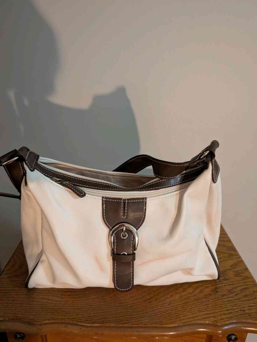 Chic Cream Shoulder Bag with Sleek Design and Versatile Styl - Baltimore, Ohio