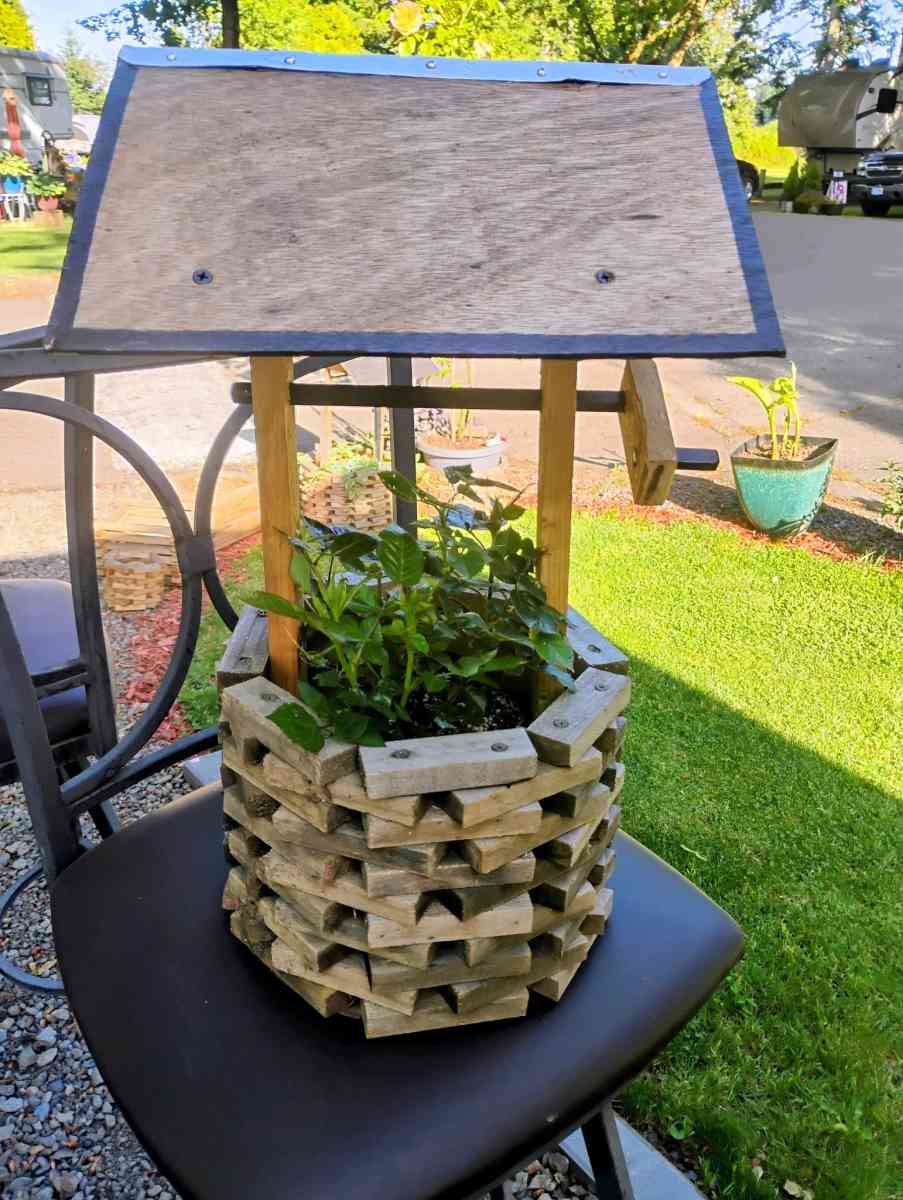 wishing well flower pot yard deco hand crafted