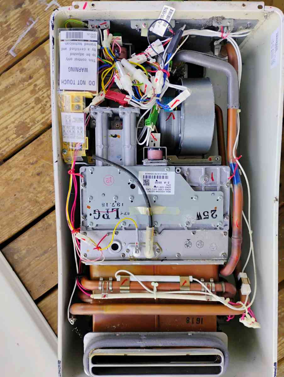 Rinnai propane instantaneous tankless hot water heater - Green Cove Springs, Florida - FleaMarketBay