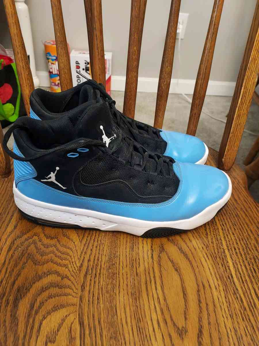 mens size 9 Jordan aura 2
