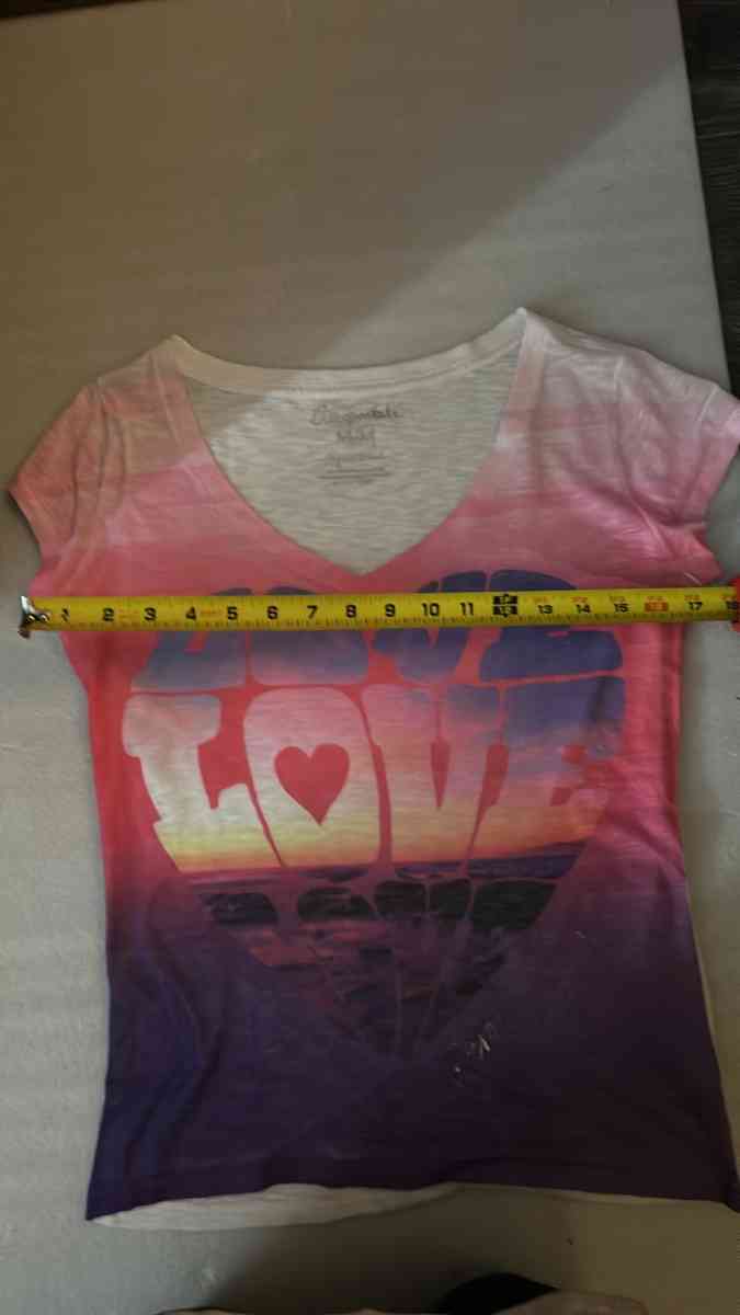 Aeropostale Love Heart Graphic Tshirt Size M - Atlanta, Georgia - FleaMarketBay