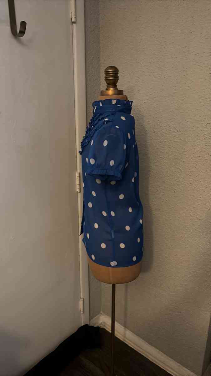 HM Dividco Short sleeve Ruffled Polka Dot top Size 4 BlueWhi - Atlanta, Georgia - FleaMarketBay