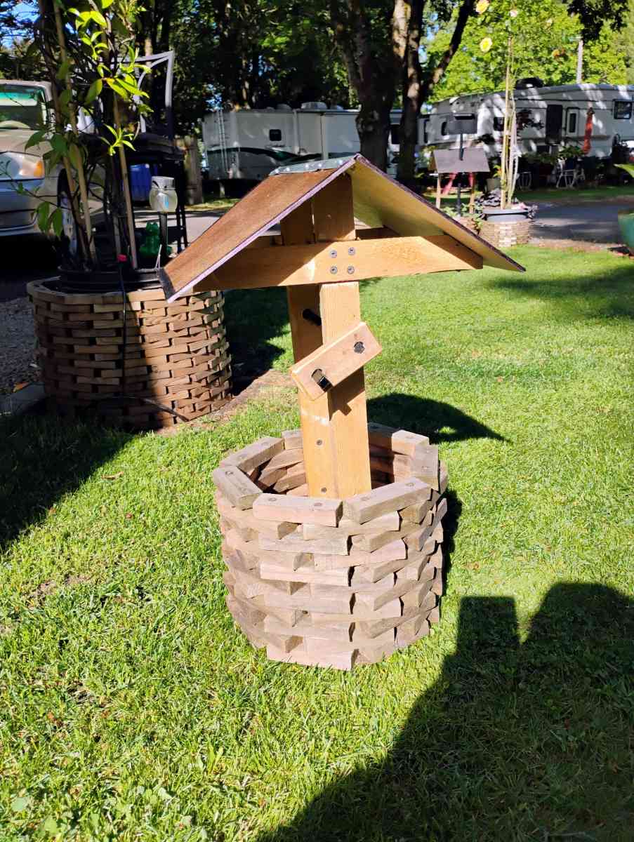 wishing well flower pot yard deco hand crafted - Aurora, Oregon - FleaMarketBay