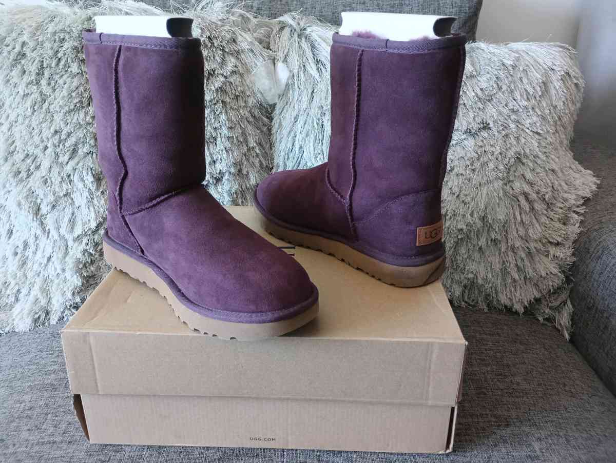 UGG Classic Short II Port Boots  Womens size 8  Purple Color - Frostproof, Florida