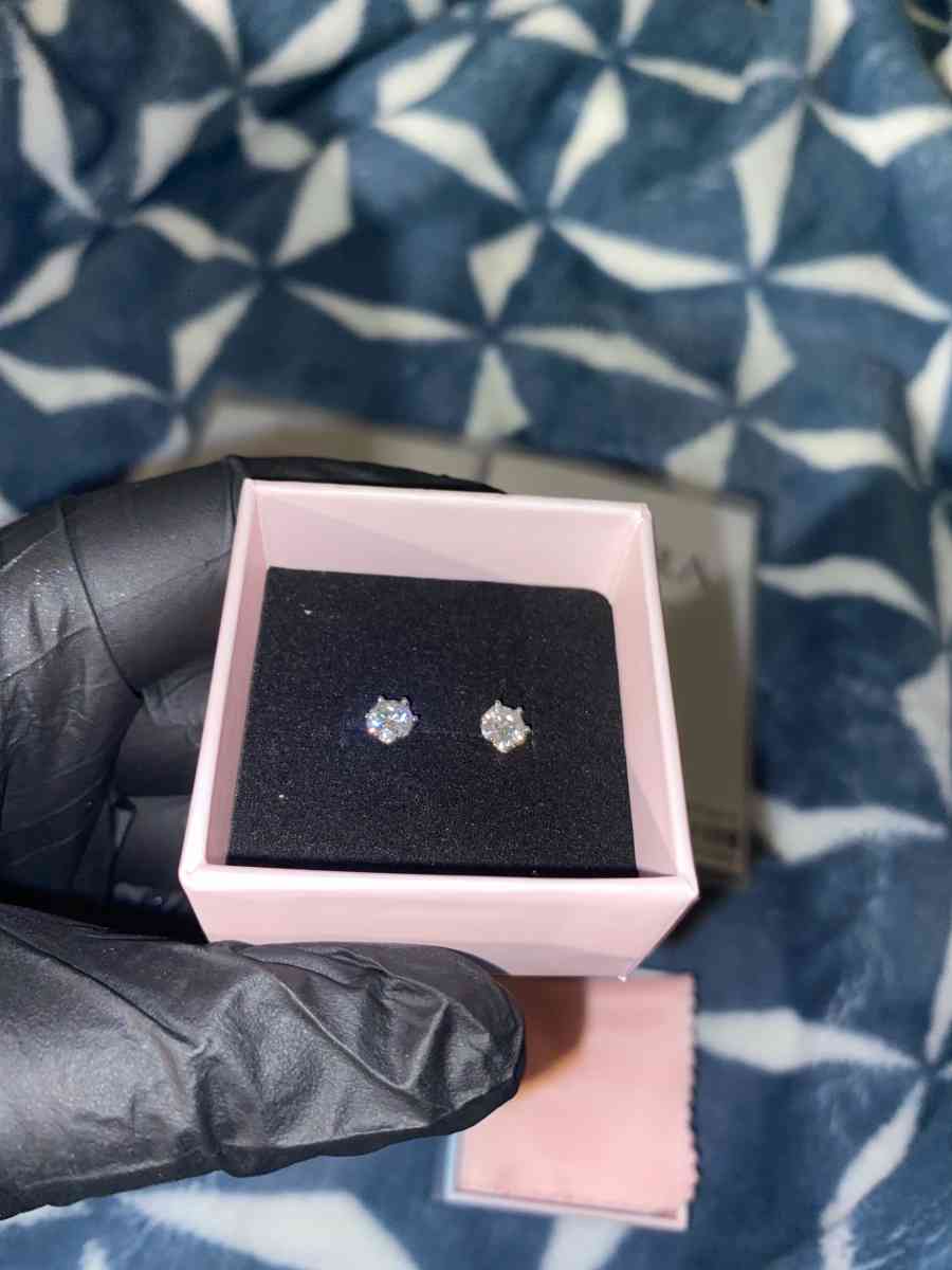 Lab Grown Diamond Stud Earrings - Yonkers, New York - FleaMarketBay