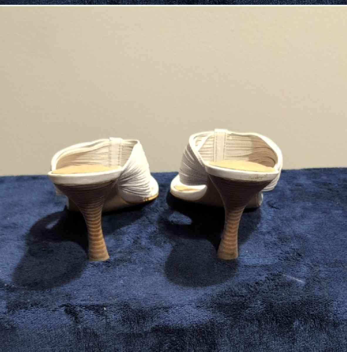 Elegant White Womens Sandals size 10 - Baltimore, Ohio - FleaMarketBay