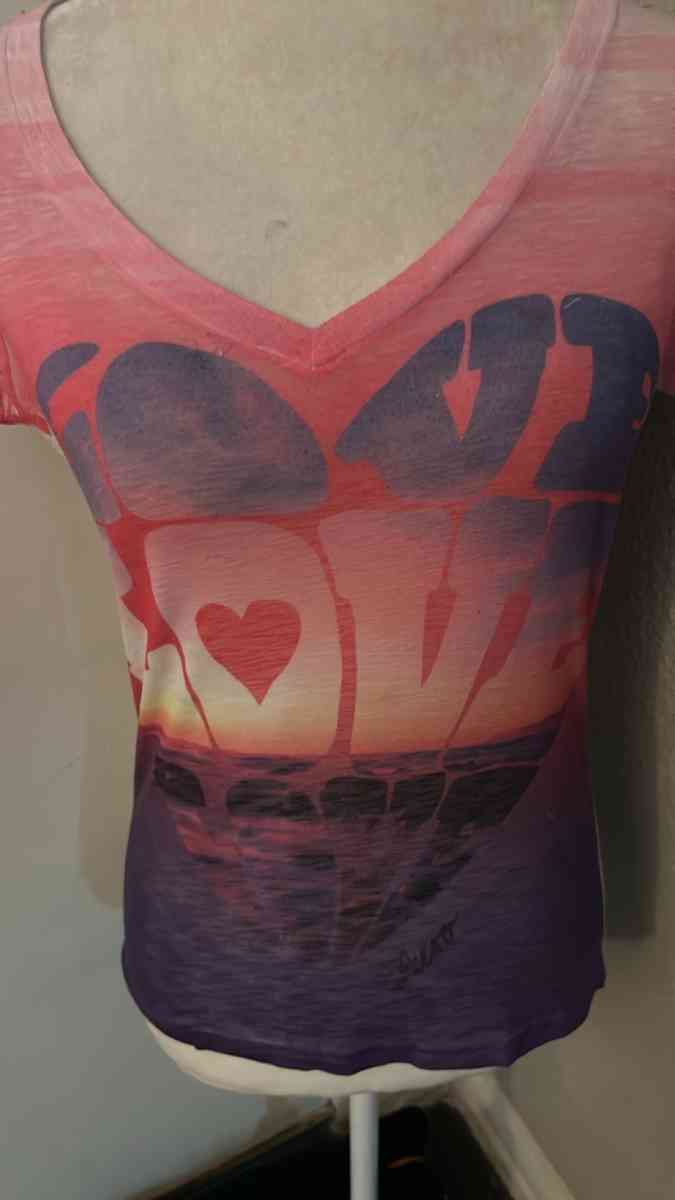 Aeropostale Love Heart Graphic Tshirt Size M - Atlanta, Georgia - FleaMarketBay