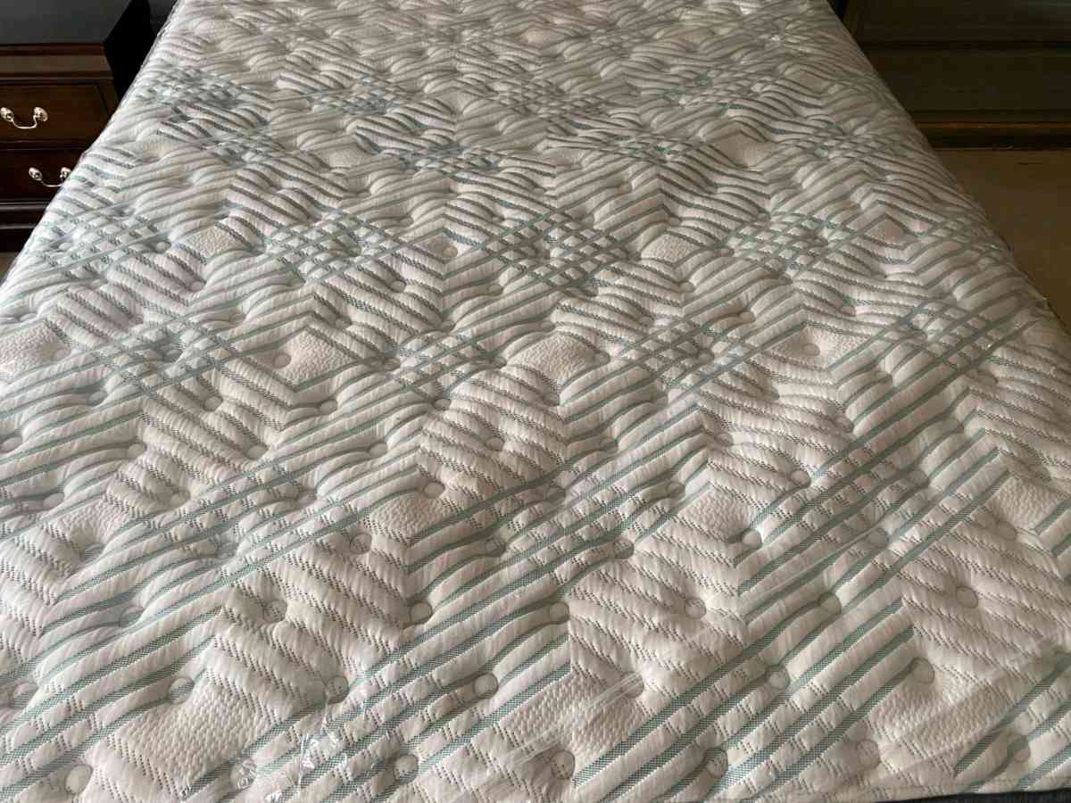 Queen Size Bedroom Set  Free Delivery If Needed - Frostproof, Florida - FleaMarketBay