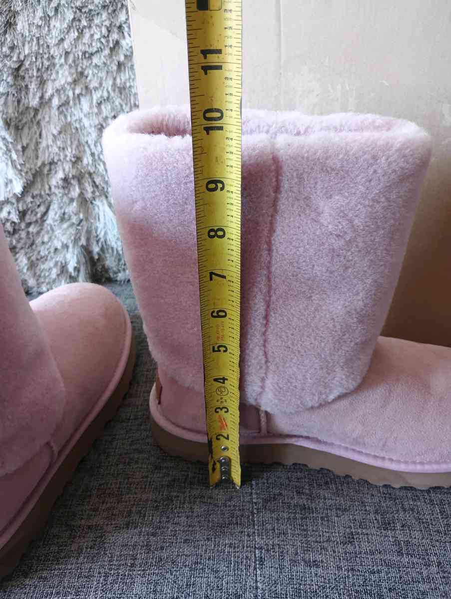 UGG Classic Short II Sherpa Cuff Suede Boot size 8 for women - Frostproof, Florida - FleaMarketBay