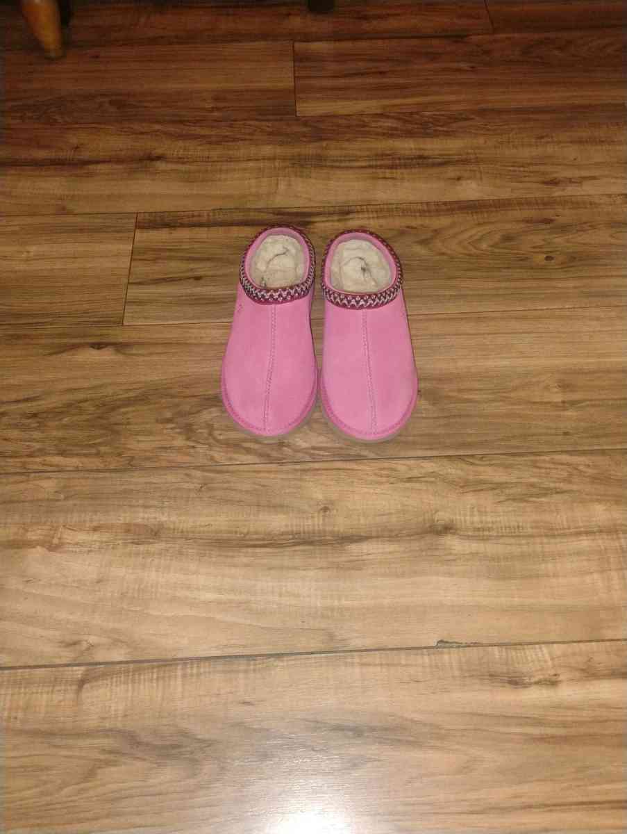 women UGG - Delaware City, Delaware - FleaMarketBay