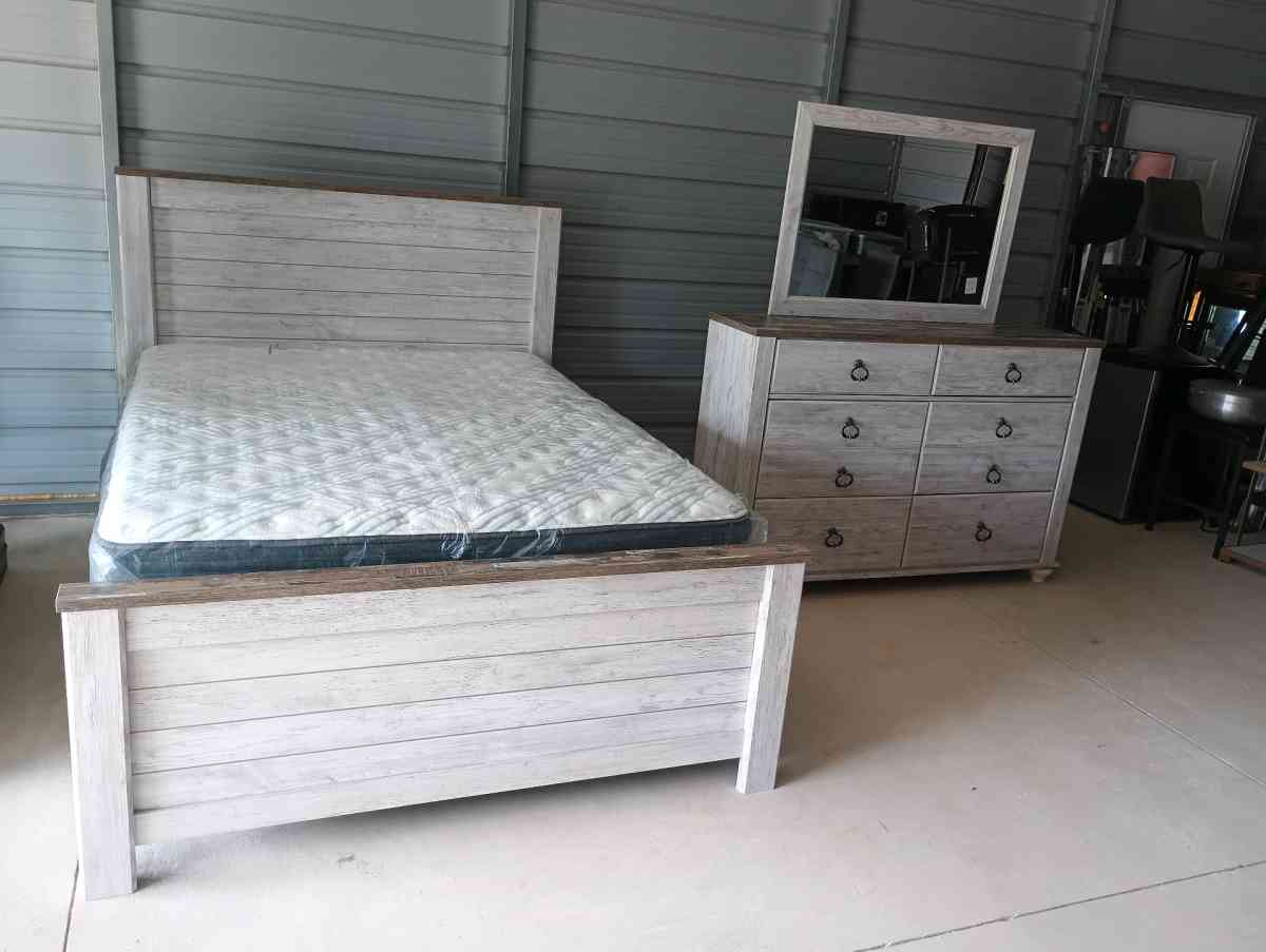 Ashley furniture Queen size bedroom set - Frostproof, Florida - FleaMarketBay