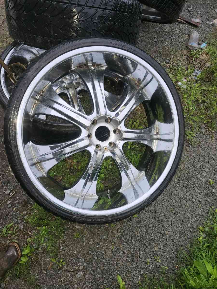 28 inch chrome wheels and tires - Jacksonville, Arkansas