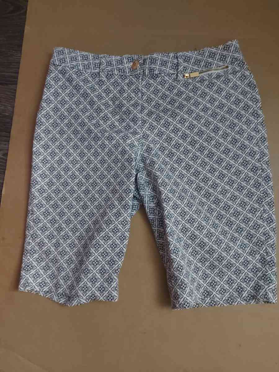 Jones New York Stretch Signature Bermuda Short Size 4P Black - Atlanta, Georgia