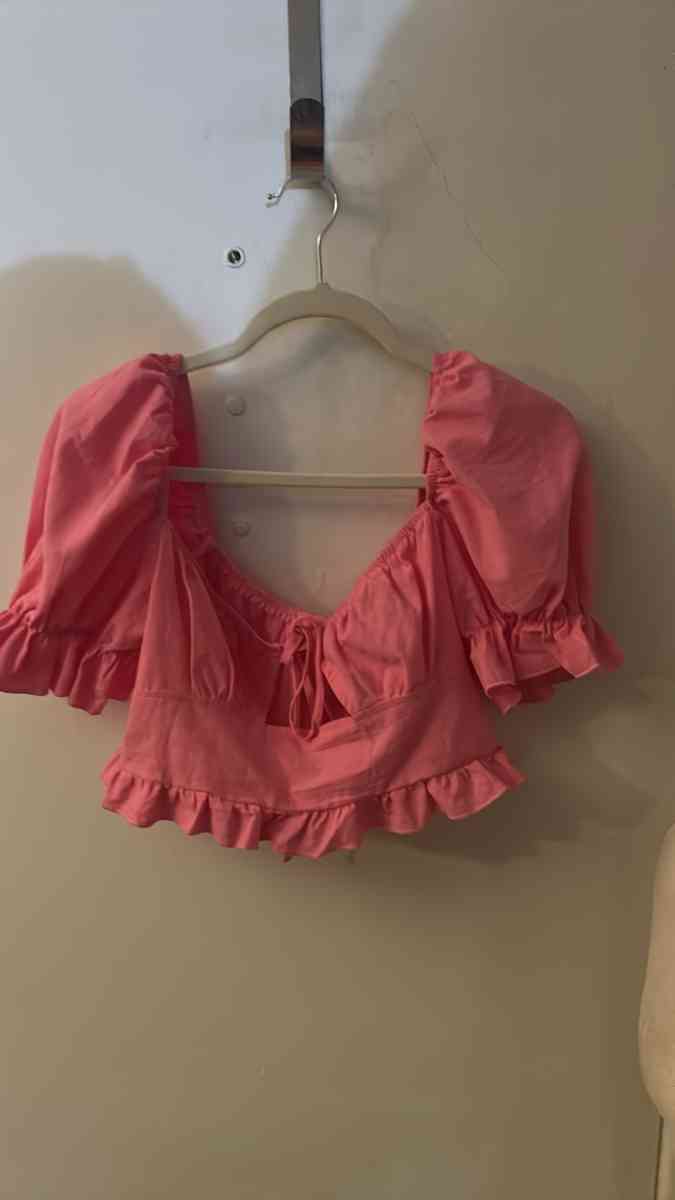 SHEIN Sweetheart Cut Out Tie Front Ruffle Trim Crop Top Barb - Atlanta, Georgia - FleaMarketBay