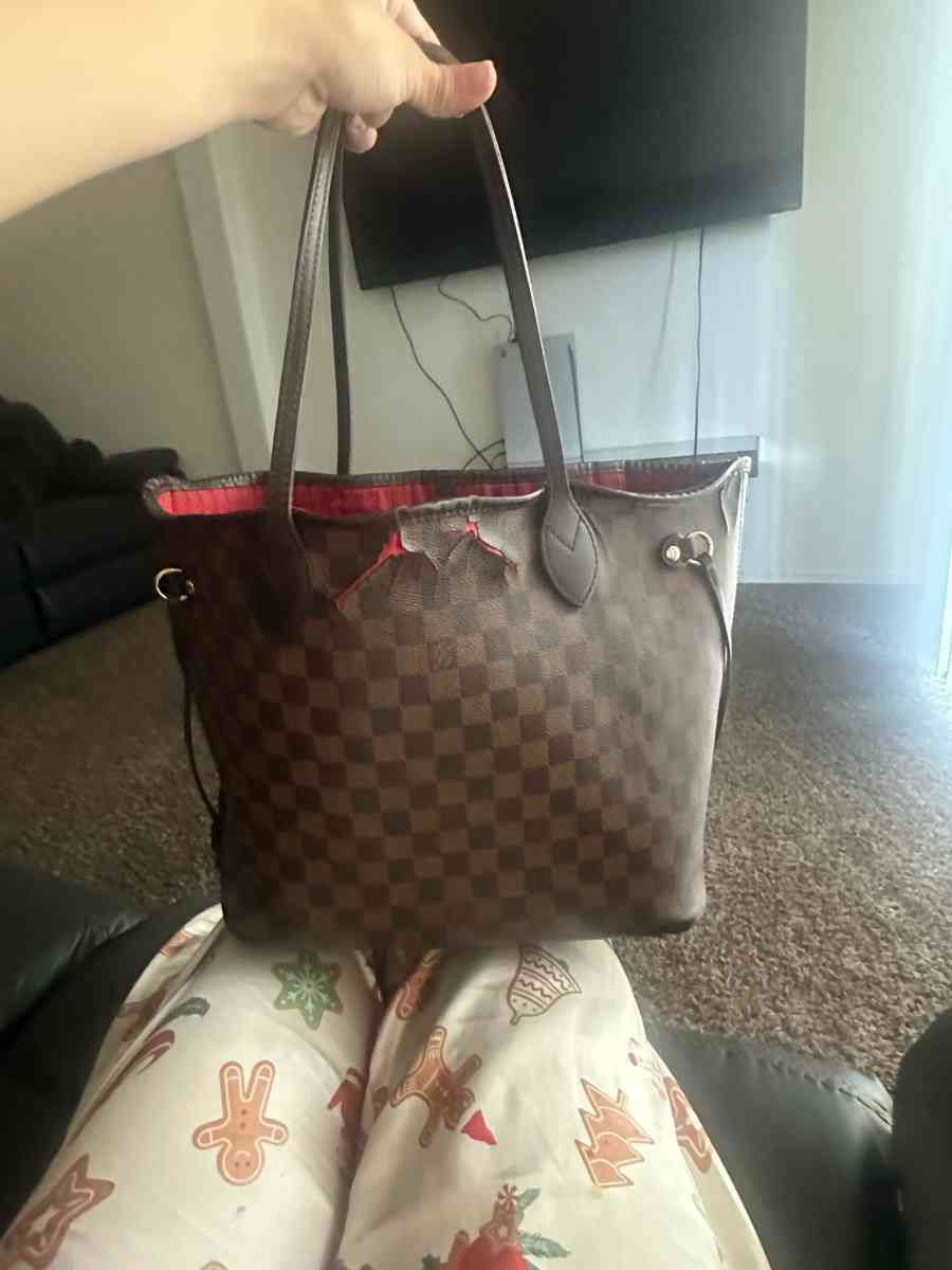 Authentic Louis Vuitton q MM in Damier Ebene - Laveen, Arizona - FleaMarketBay