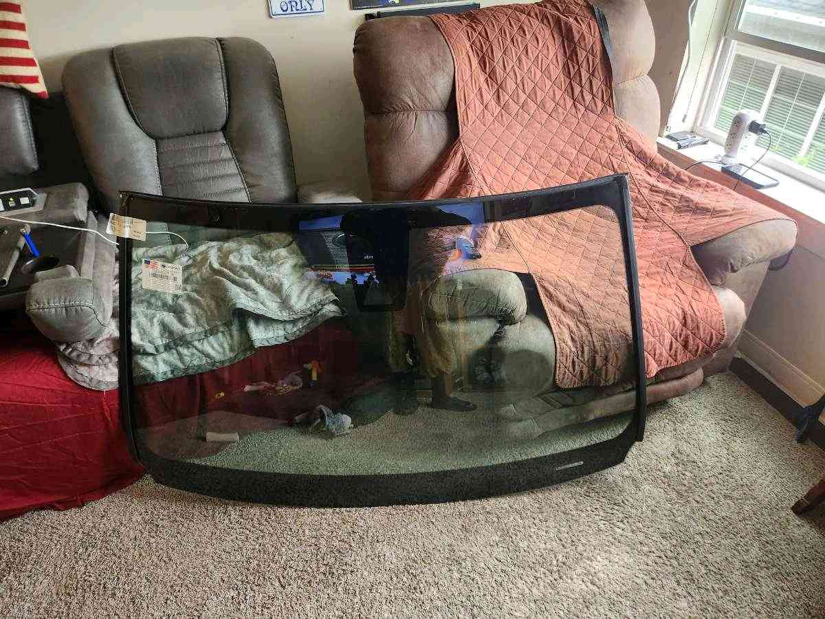 2017 Toyota Rav 4 Front Windshield - Ross, Ohio - FleaMarketBay