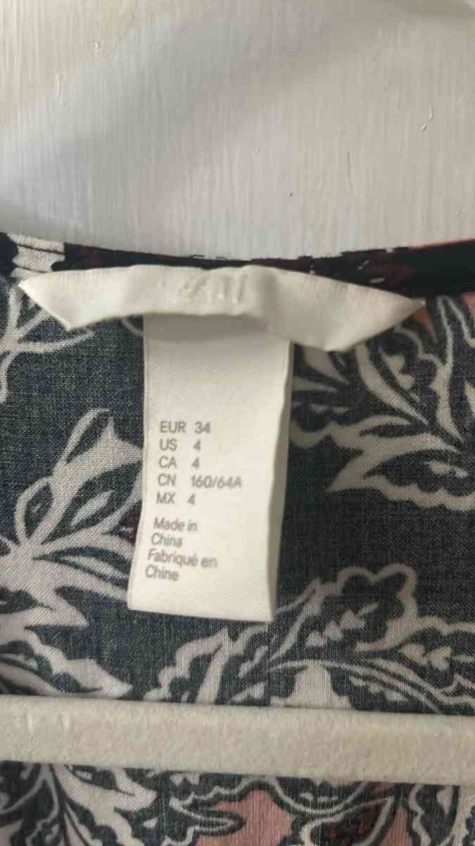 HM Deep VNeck Long Sleeve Draw String Waist Floral Romper Si - Atlanta, Georgia - FleaMarketBay