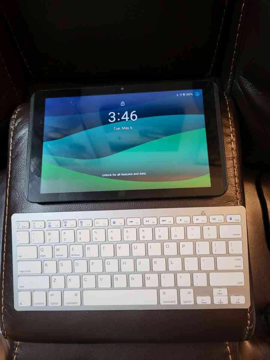 2 10 Android Tablets with 1 Bluetooth Keyboard - Irvington, New Jersey - FleaMarketBay