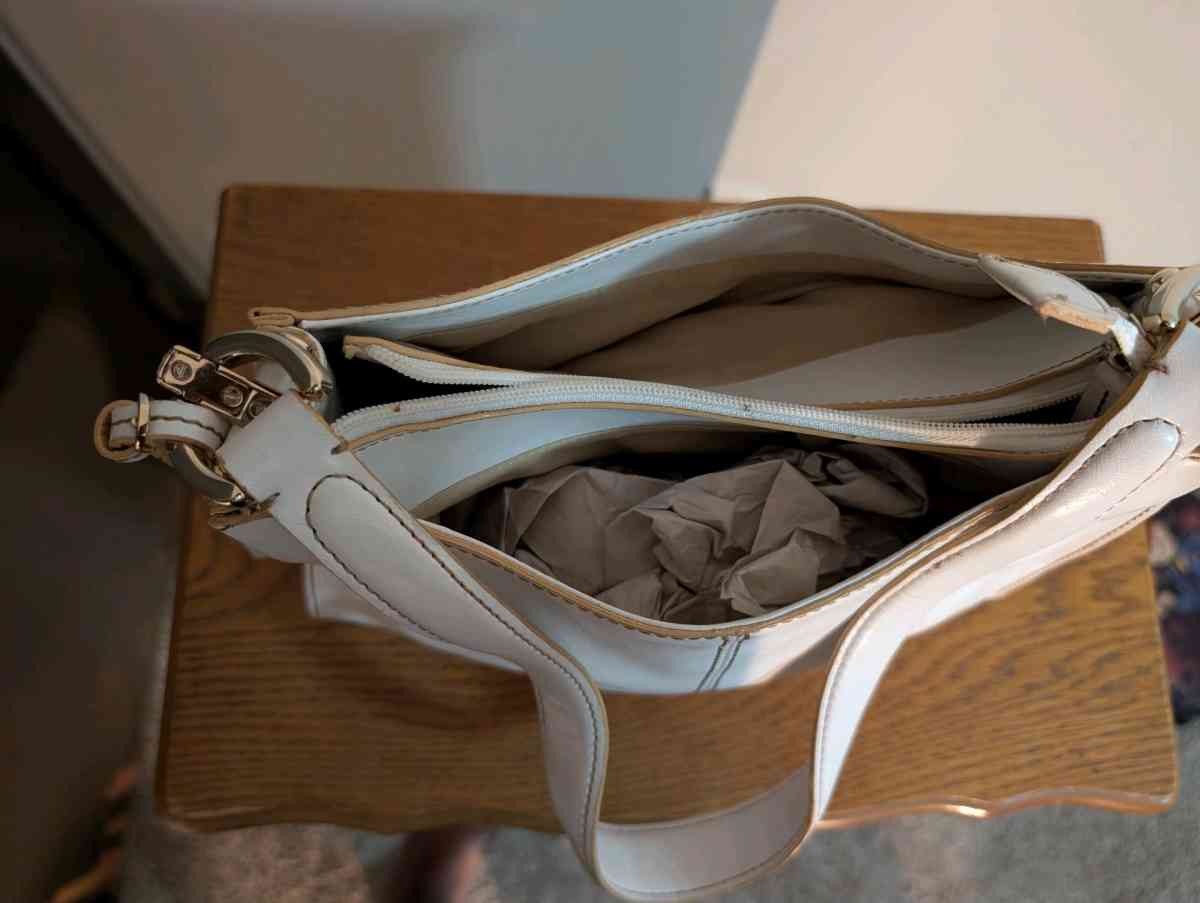Elegant Cream Handbag - Baltimore, Ohio - FleaMarketBay