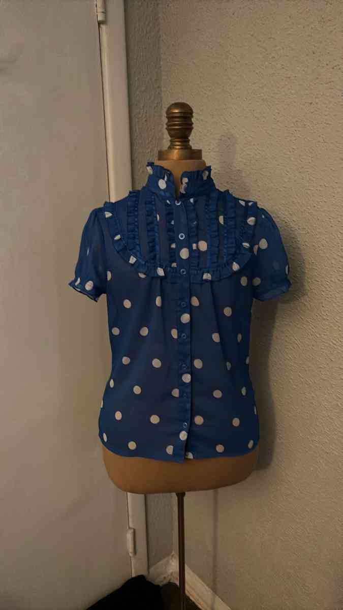 HM Dividco Short sleeve Ruffled Polka Dot top Size 4 BlueWhi - Atlanta, Georgia
