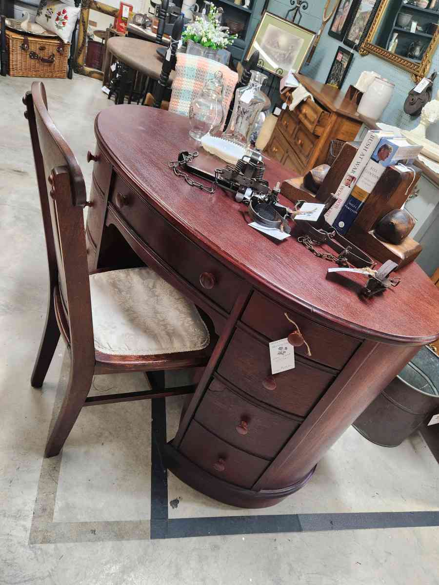 unique Oval Shaped Desk Chair Set Vanity Or Entryway Table - Alexander, North Carolina - FleaMarketBay