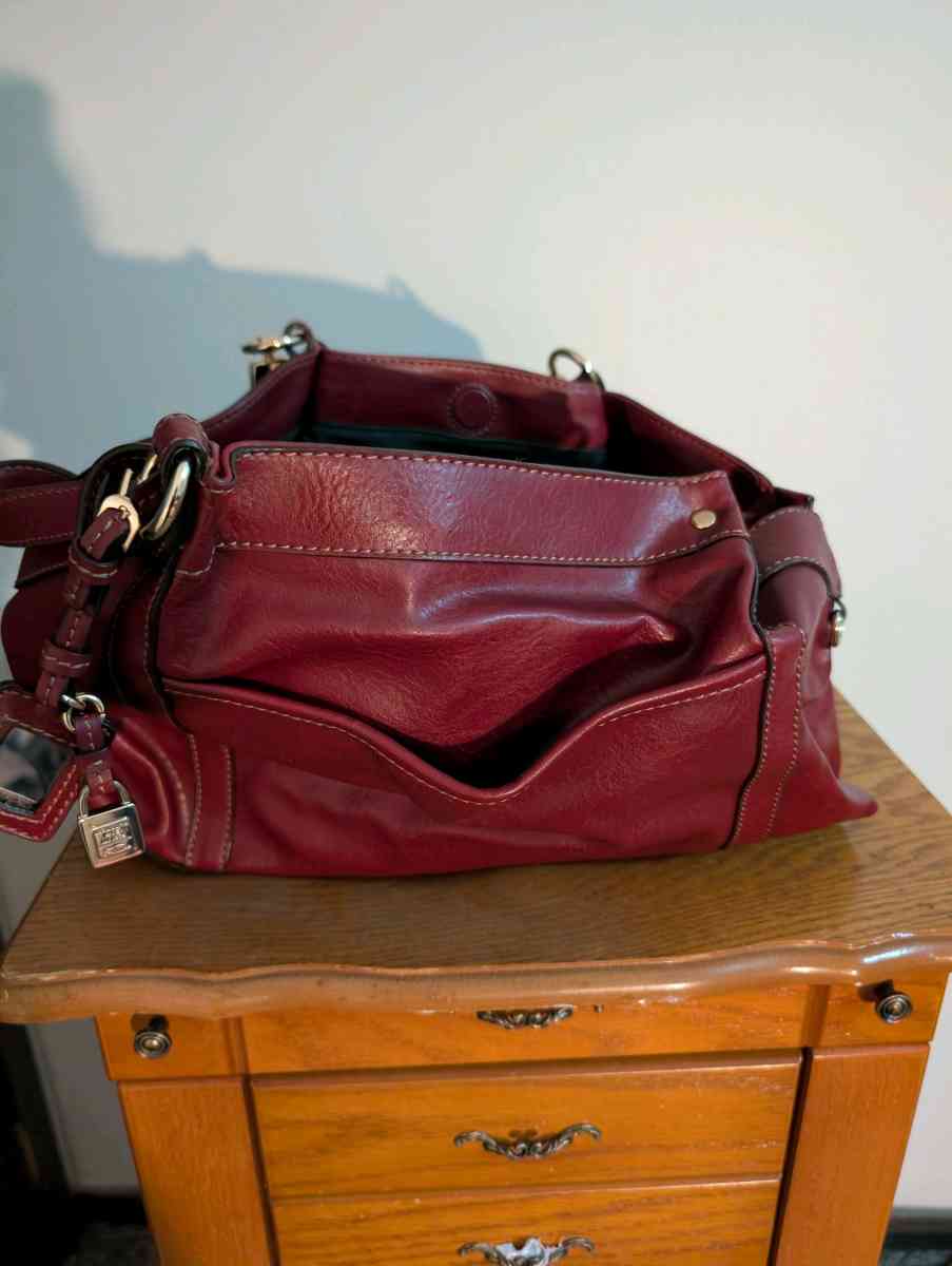 Elegant Burgundy Leather Handbag - Baltimore, Ohio - FleaMarketBay