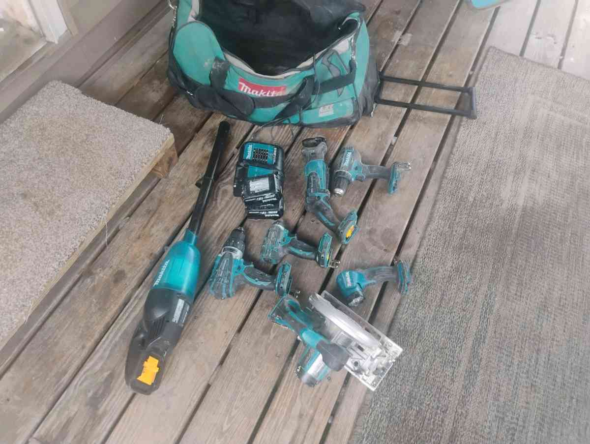 mickitta tools set with bag on wheels - Troy, New York - FleaMarketBay