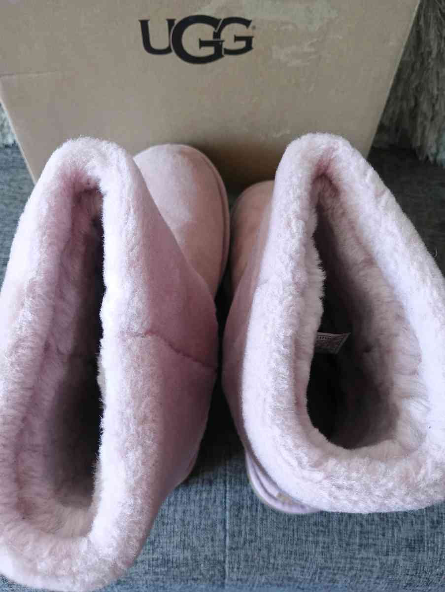 UGG Classic Short II Sherpa Cuff Suede Boot size 8 for women - Frostproof, Florida - FleaMarketBay