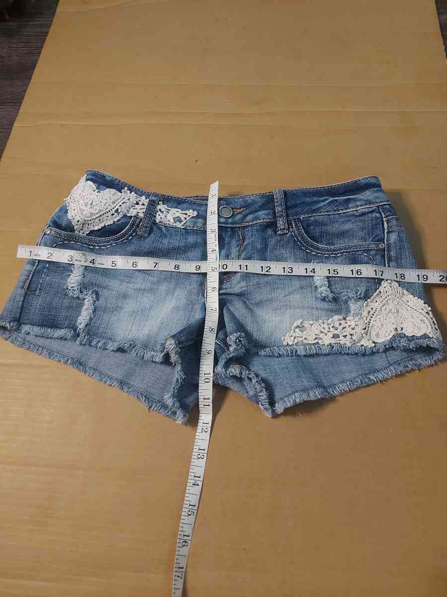 Hot Kiss Cici Embroidered Heart Short Size 7 - Atlanta, Georgia - FleaMarketBay
