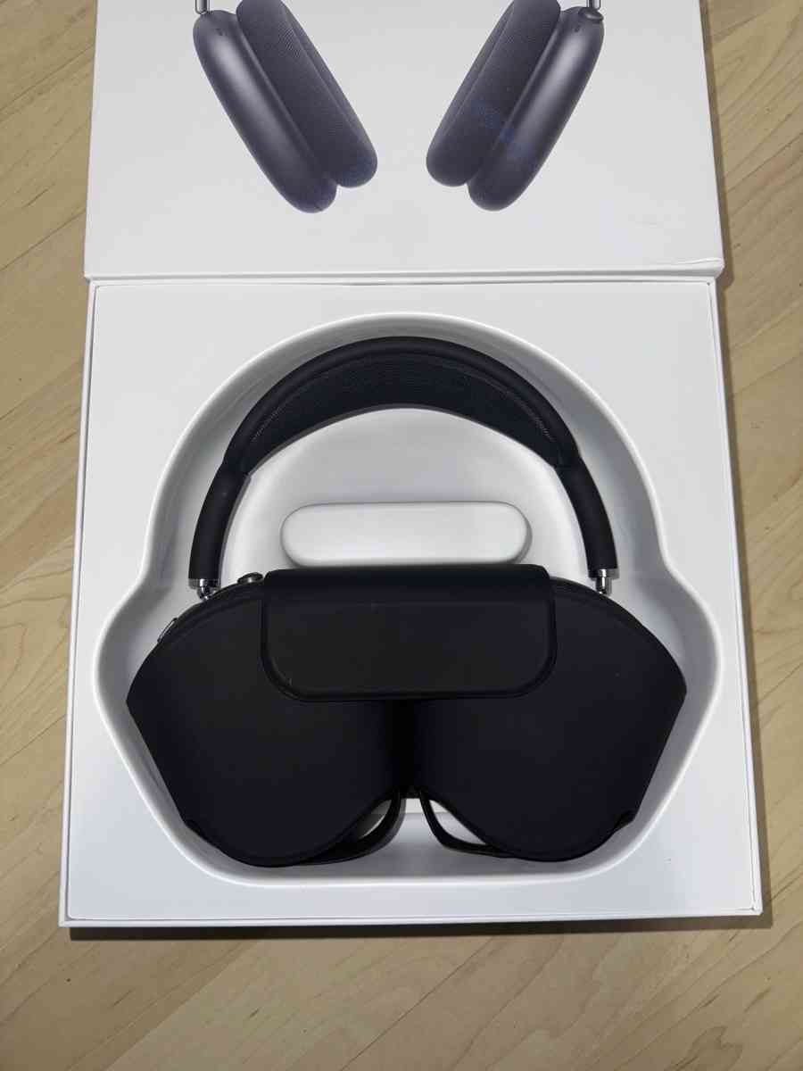 Apple AirPod Maxs Space Gray - Brook Park, Minnesota - FleaMarketBay