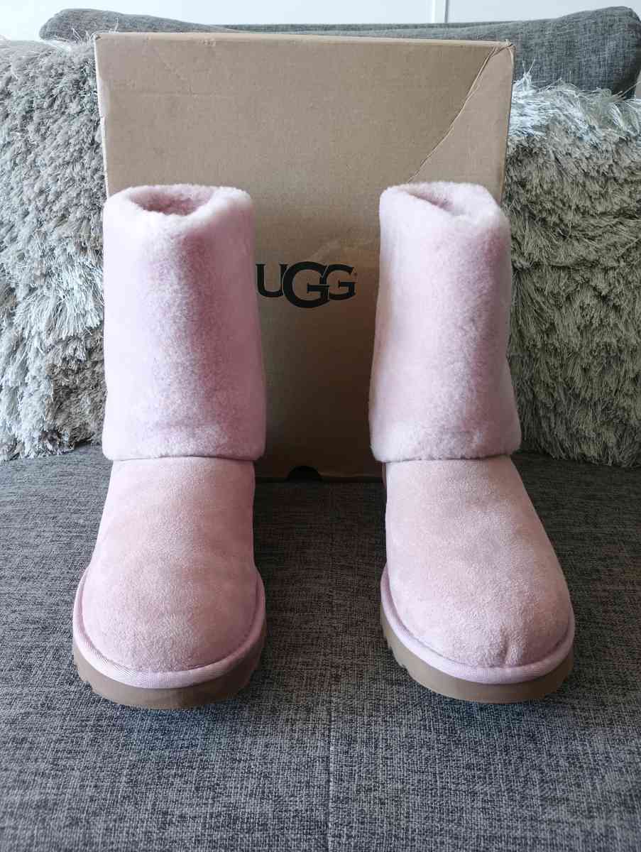 UGG Classic Short II Sherpa Cuff Suede Boot size 8 for women - Frostproof, Florida - FleaMarketBay