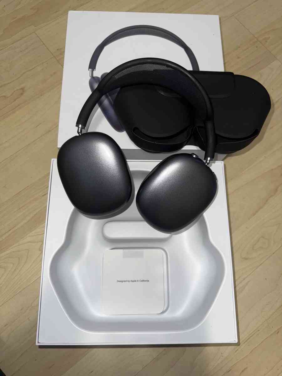 Apple AirPod Maxs Space Gray - Brook Park, Minnesota - FleaMarketBay