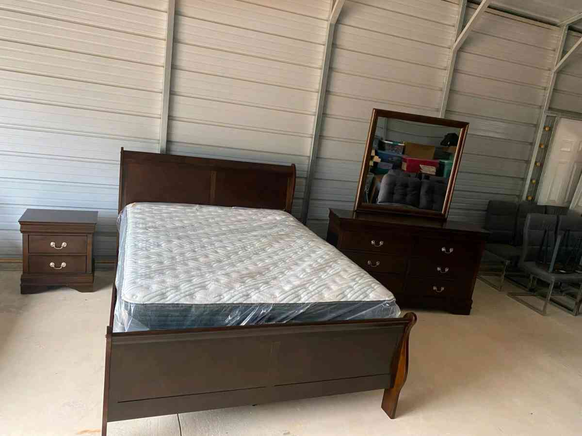 Queen Size Bedroom Set  Free Delivery If Needed - Frostproof, Florida - FleaMarketBay