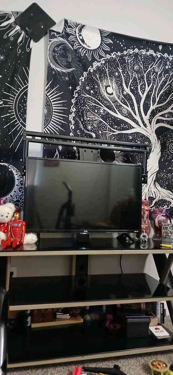 entertainment center plus 32 tv - Springfield, Missouri - FleaMarketBay