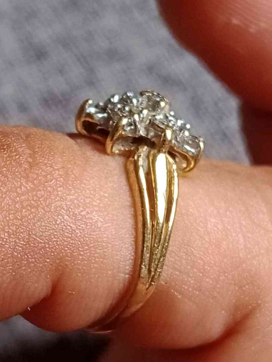 Vintage 10k Yellow Gold cluster Diamond Ring - Frostproof, Florida - FleaMarketBay