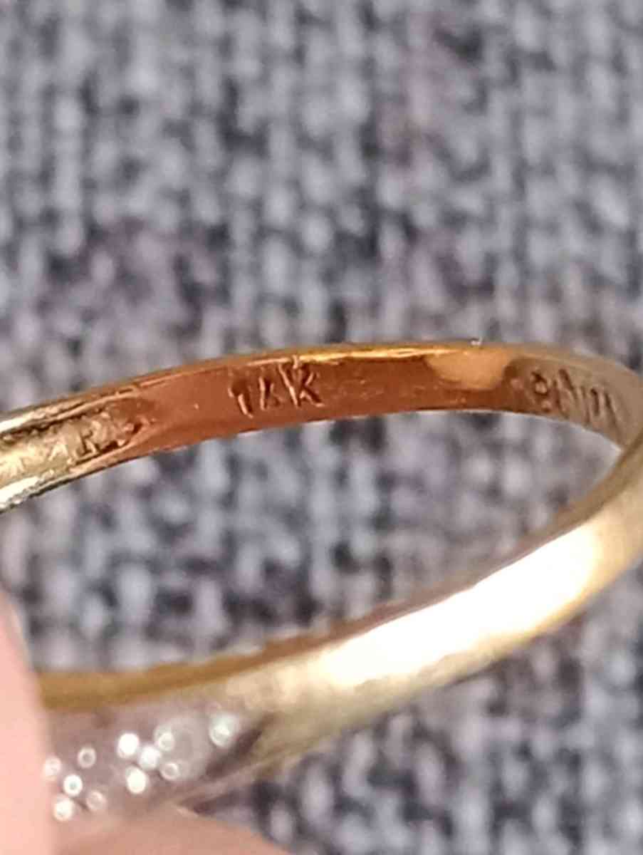 14K Yellow Gold Emerald stone engagement ring size 7 - Frostproof, Florida - FleaMarketBay