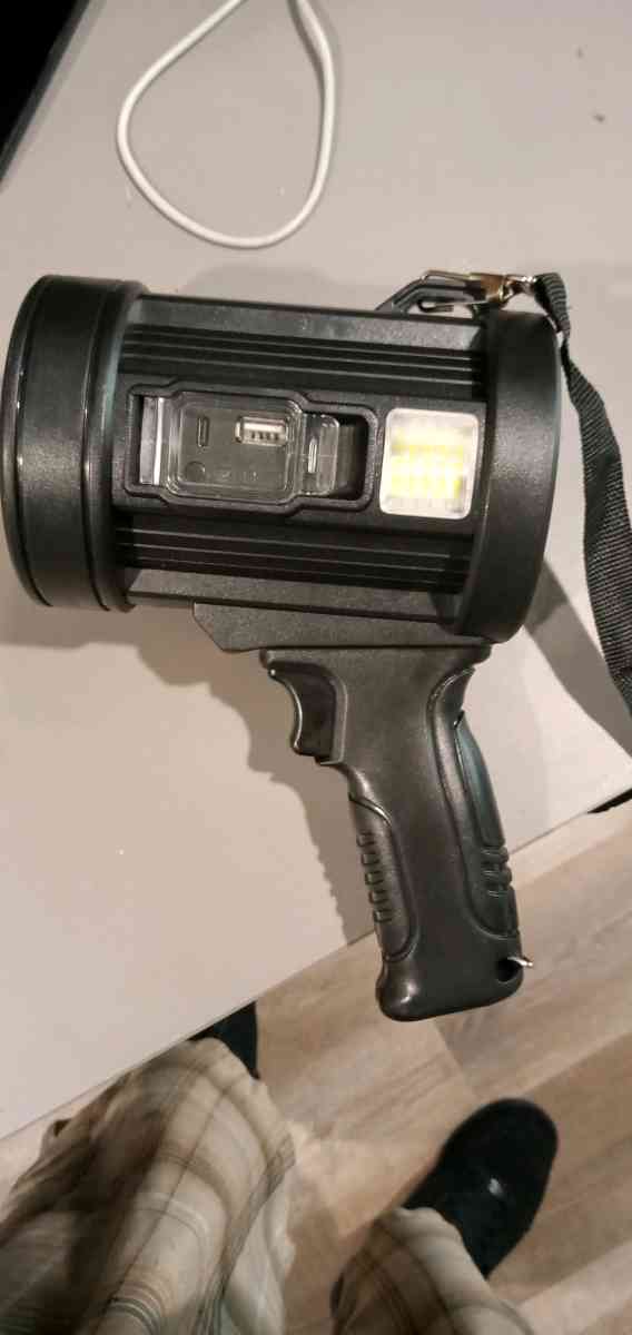 lapara tiene tanbien tiene cargador potlable - Adelanto, California - FleaMarketBay