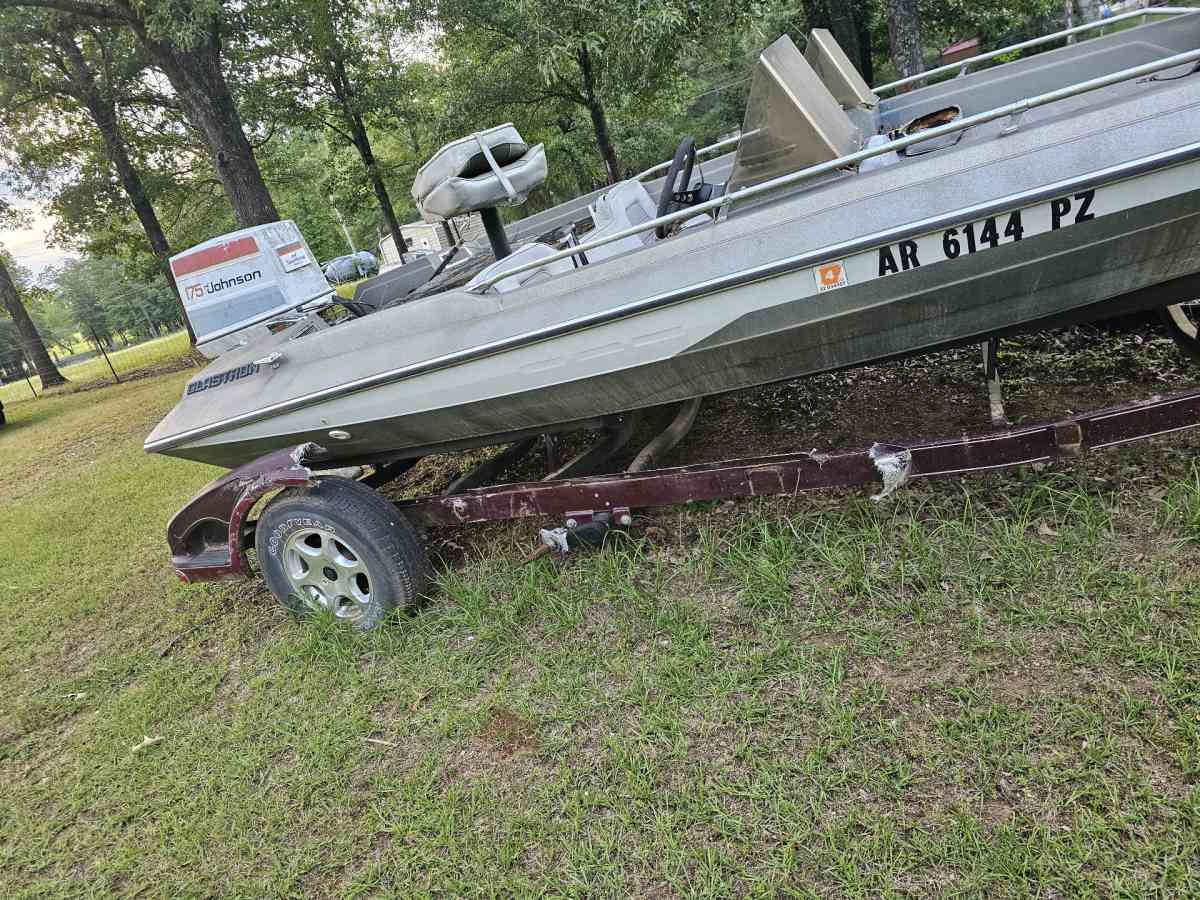 bass boat - Blue Mountain, Arkansas - FleaMarketBay