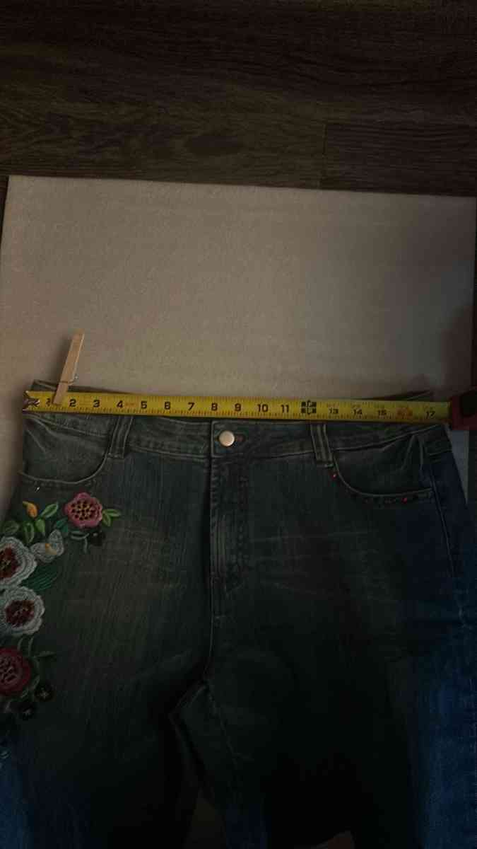 Boston Proper Embroidered Capri Shorts Size 16 - Atlanta, Georgia - FleaMarketBay