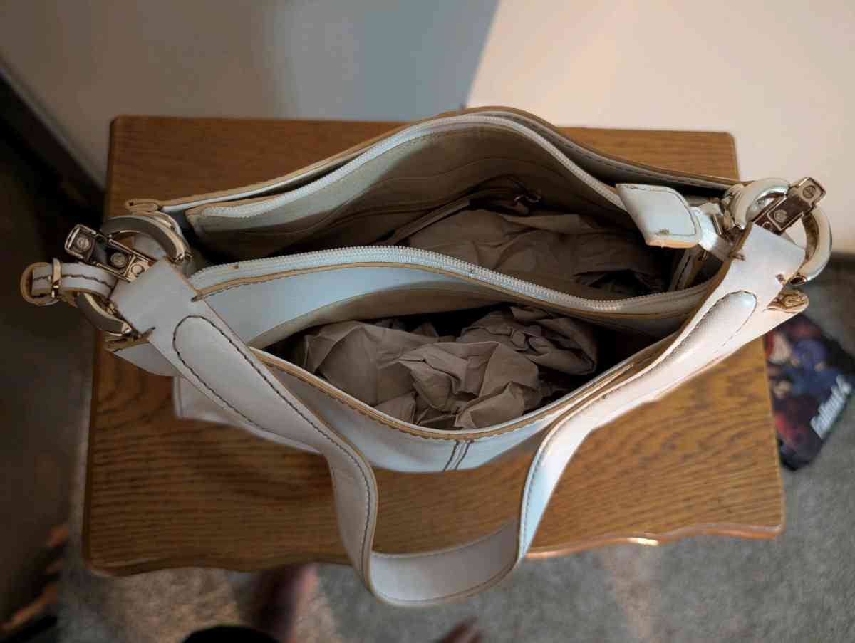 Elegant Cream Handbag - Baltimore, Ohio - FleaMarketBay
