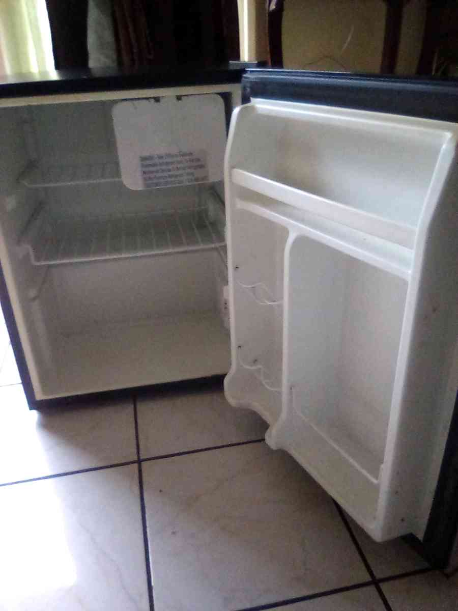 mini whirlpool fridge - Orange, California - FleaMarketBay