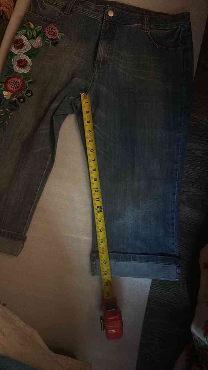 Boston Proper Embroidered Capri Shorts Size 16 - Atlanta, Georgia - FleaMarketBay