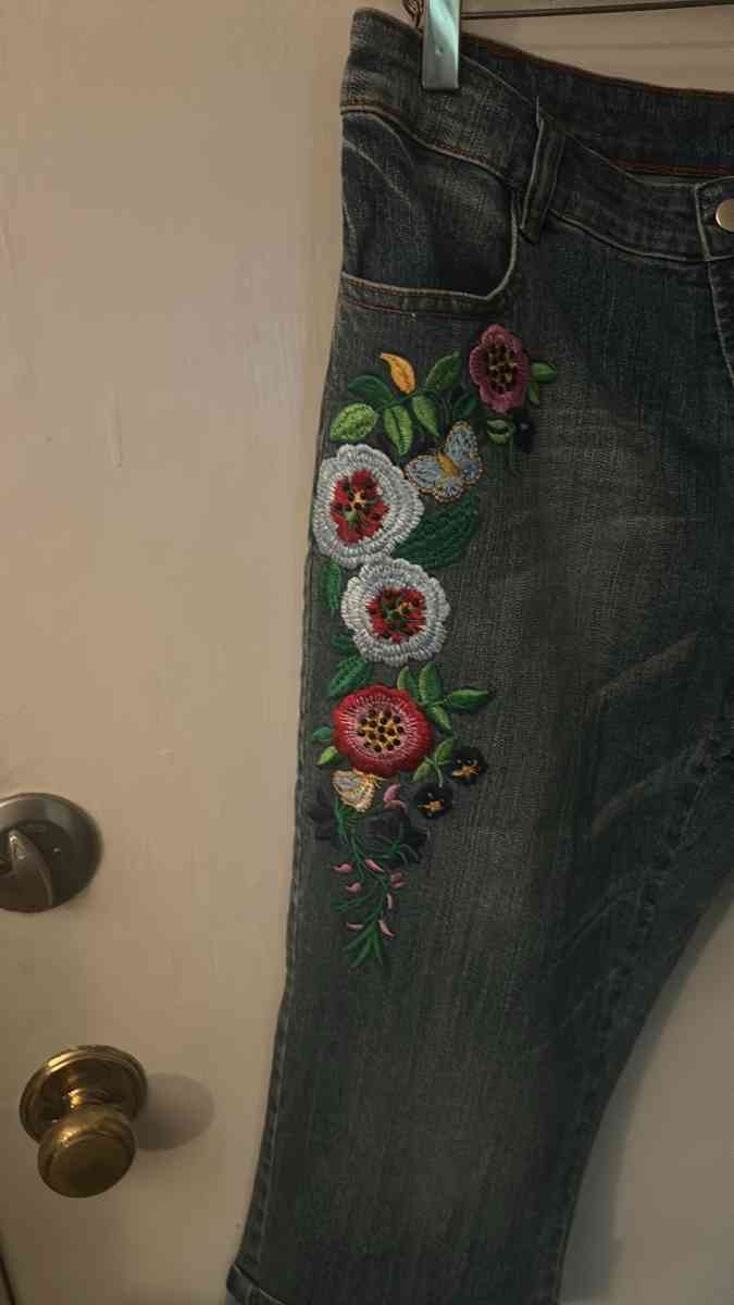 Boston Proper Embroidered Capri Shorts Size 16 - Atlanta, Georgia - FleaMarketBay