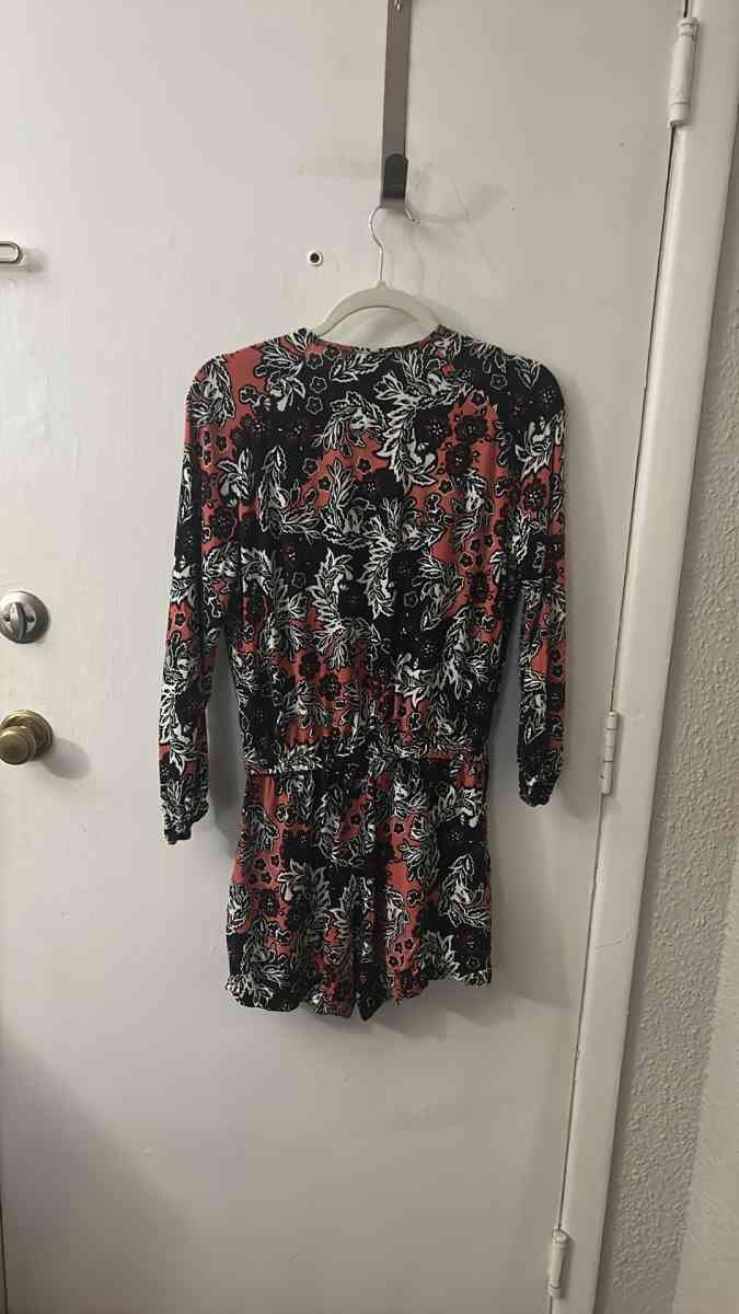 HM Deep VNeck Long Sleeve Draw String Waist Floral Romper Si - Atlanta, Georgia - FleaMarketBay