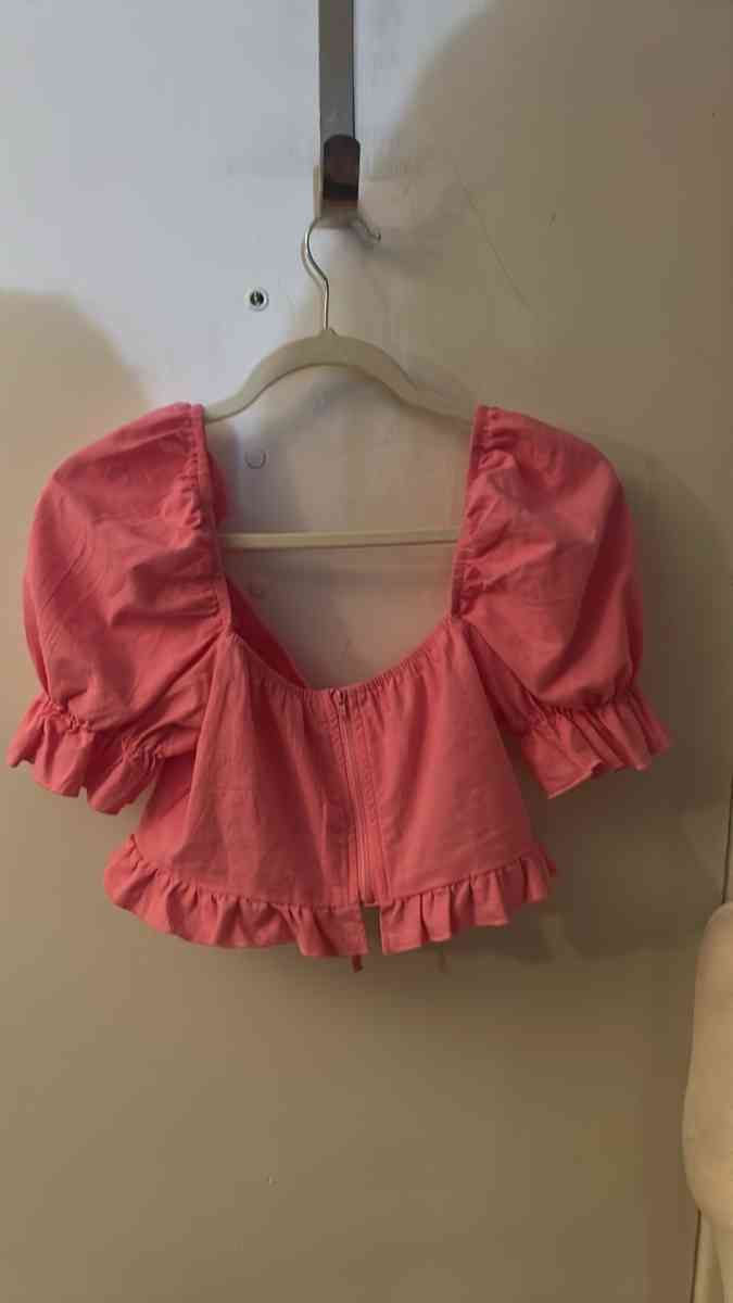 SHEIN Sweetheart Cut Out Tie Front Ruffle Trim Crop Top Barb - Atlanta, Georgia - FleaMarketBay