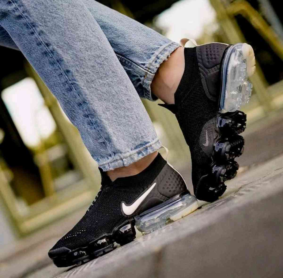 NIKE AIR VAPORMAX size 7 for women - Frostproof, Florida - FleaMarketBay