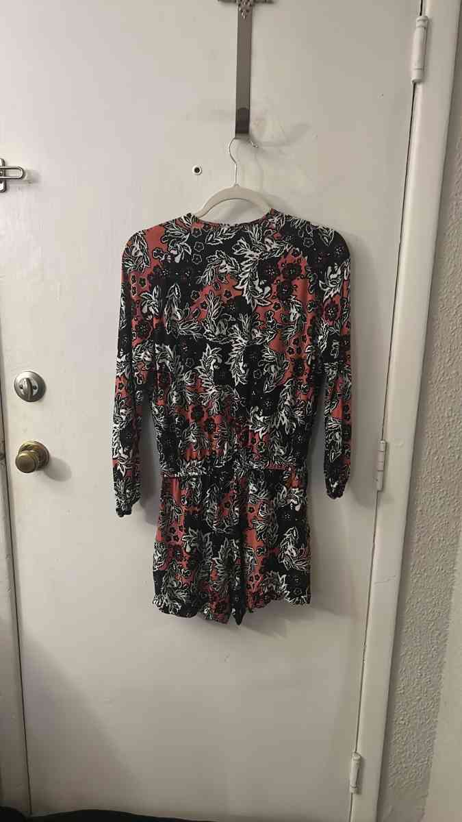 HM Deep VNeck Long Sleeve Draw String Waist Floral Romper Si - Atlanta, Georgia - FleaMarketBay