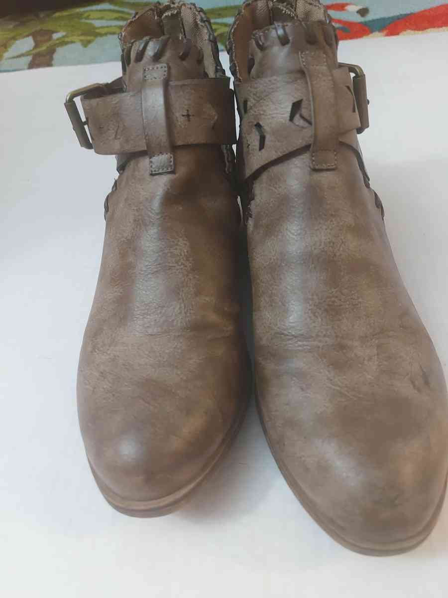 Rampage Criss Cross Strap Ankle Zip  Booties Size 7 - Atlanta, Georgia - FleaMarketBay